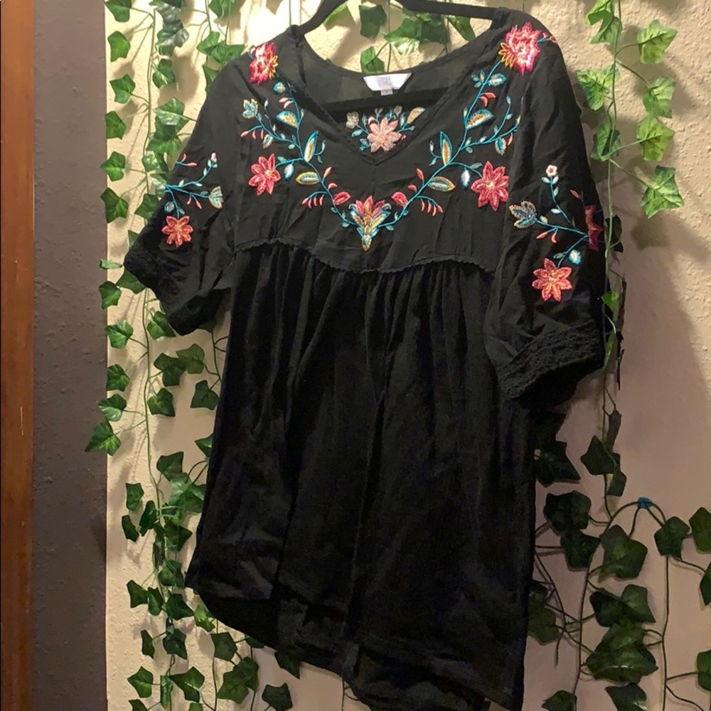 Cute embroidered black top 🎀